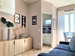 Bright studio with balcony - Visconti 14