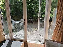 Countryside Cottage Retreat at Ty'r Cwm Farm