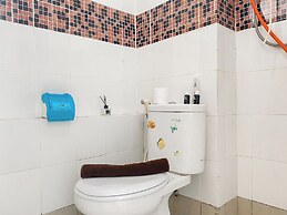 Warm And Modern Studio At Bassura City Apartment