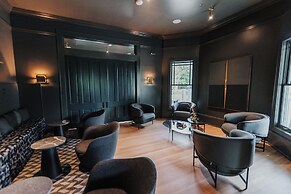 Stonebreaker Hotel