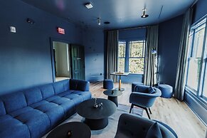 Stonebreaker Hotel