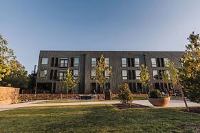 Stonebreaker Hotel