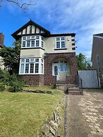 Charming 4-bed House in Sheffield