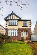Charming 4-bed House in Sheffield