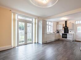 Charming 4-bed House in Sheffield
