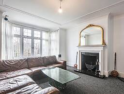 Charming 4-bed House in Sheffield