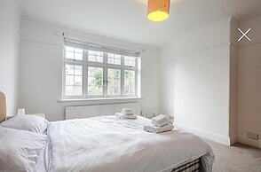 Charming 4-bed House in Sheffield