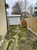 Charming 4-bed House in Sheffield