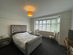 Charming 4-bed House in Sheffield