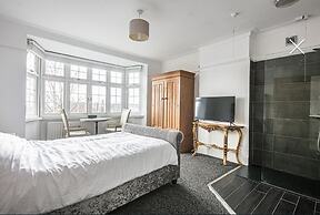 Charming 4-bed House in Sheffield