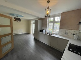 Charming 4-bed House in Sheffield