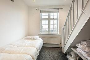 Charming 4-bed House in Sheffield