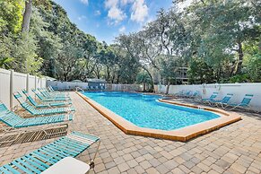 Fernandina Beach Condo w/ Pool + Path to Beach!