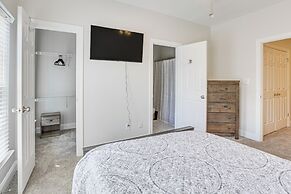 Greensboro Townhome w/ Fire Pit < 1 Mi to Downtown