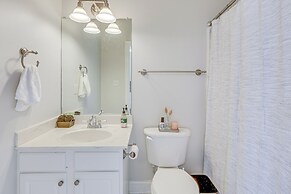 Greensboro Townhome w/ Fire Pit < 1 Mi to Downtown
