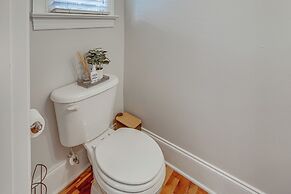 Greensboro Townhome w/ Fire Pit < 1 Mi to Downtown