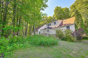 Manor Green: Cedar Home w/ Fire Pit, 3 Mi to Lake!