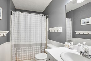 Manor Green: Cedar Home w/ Fire Pit, 3 Mi to Lake!