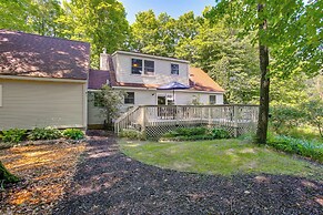 Manor Green: Cedar Home w/ Fire Pit, 3 Mi to Lake!