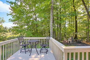 Manor Green: Cedar Home w/ Fire Pit, 3 Mi to Lake!