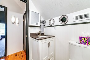 Lovely Gilbertsville Cabin w/ Patio, 4 Mi to Water