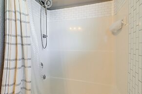 Lake Erie Getaway w/ Dock ~ 13 Mi to Port Clinton!