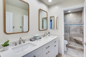 Pool & Jacuzzi: Spacious Home Near Laguna Beach!