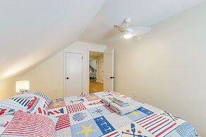 Kennebunk Getaway w/ Deck < 3 Mi to Beaches!