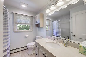 Kennebunk Getaway w/ Deck < 3 Mi to Beaches!