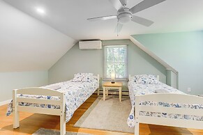 Kennebunk Getaway w/ Deck < 3 Mi to Beaches!