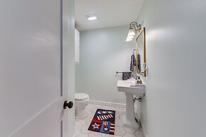 Kennebunk Getaway w/ Deck < 3 Mi to Beaches!