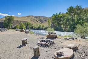 Remote Idaho Mountain Lodge w/ River Access!