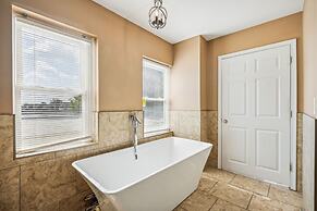 Elegant 5br Townhome In Prime Location 5 Bedroom Townhouse by RedAwnin