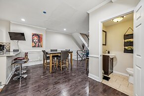 Elegant 5br Townhome In Prime Location 5 Bedroom Townhouse by RedAwnin