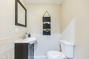 Elegant 5br Townhome In Prime Location 5 Bedroom Townhouse by RedAwnin