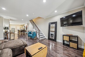 Elegant 5br Townhome In Prime Location 5 Bedroom Townhouse by RedAwnin