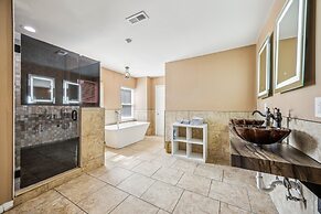 Elegant 5br Townhome In Prime Location 5 Bedroom Townhouse by RedAwnin