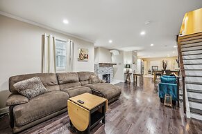 Elegant 5br Townhome In Prime Location 5 Bedroom Townhouse by RedAwnin