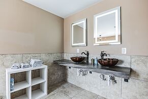 Elegant 5br Townhome In Prime Location 5 Bedroom Townhouse by RedAwnin