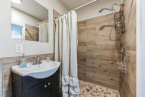 Elegant 5br Townhome In Prime Location 5 Bedroom Townhouse by RedAwnin