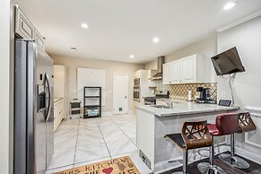 Elegant 5br Townhome In Prime Location 5 Bedroom Townhouse by RedAwnin