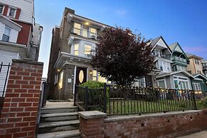 Elegant 5br Townhome In Prime Location 5 Bedroom Townhouse by RedAwnin