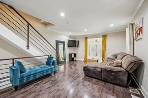 Elegant 5br Townhome In Prime Location 5 Bedroom Townhouse by RedAwnin