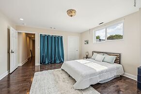 Elegant 5br Townhome In Prime Location 5 Bedroom Townhouse by RedAwnin