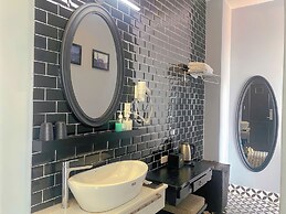 TTR Skypool View Hotel