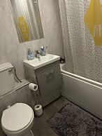 Enchanting Enfield Studio Free Parking