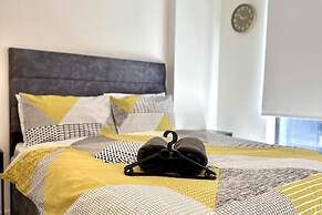 Sleeps 4 Central Ensuite - Cityview & Parking