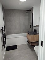 2 Ensuite Central Access- Cityview & Parking