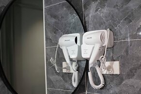 Madelise Central Grand Hotel