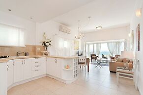 Bright and Charming 1BR Apt Near Shore